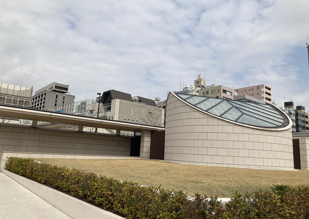 Tsukiji Honganji Tsukuda Building: Temple and Seniors' Residence Under One  Roof